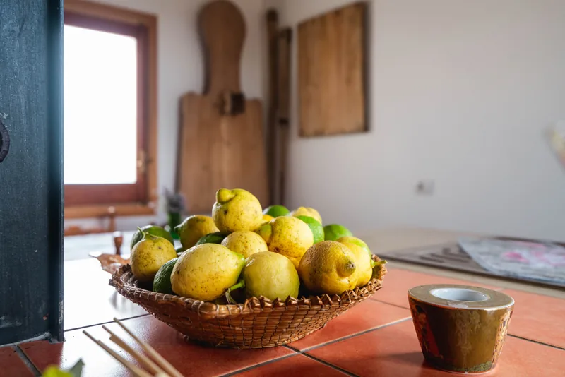 Cesto di limoni accanto a una tazza sul tavolo della cucina