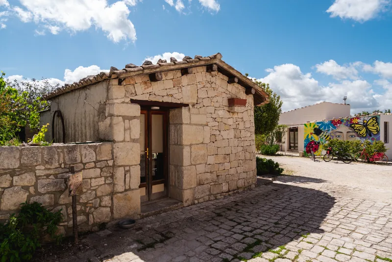 Piccolo edificio in pietra e cortile della proprietà